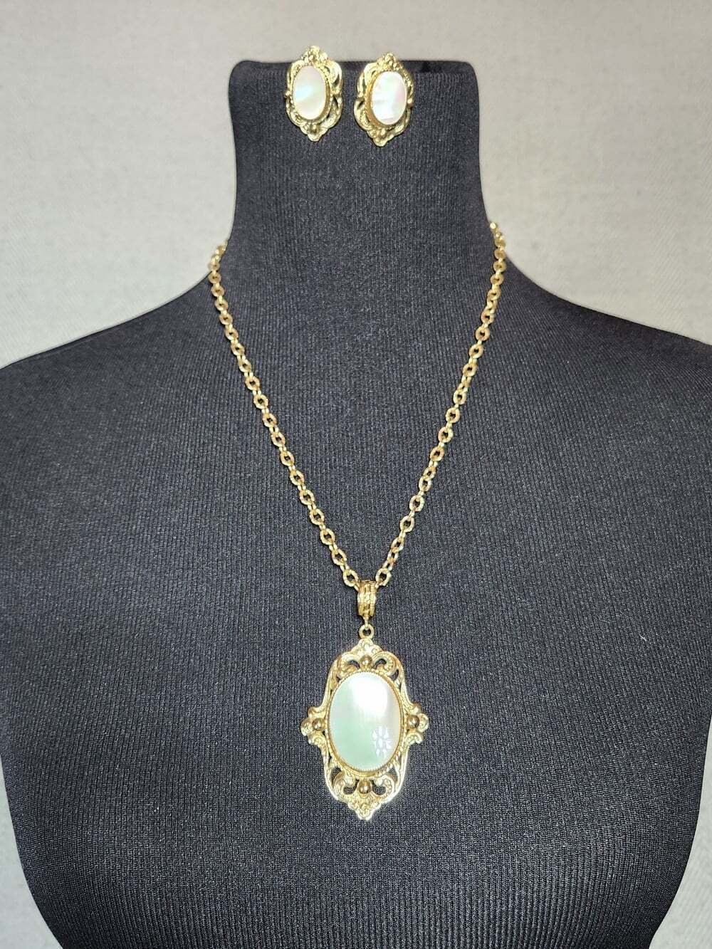 Vintage Whiting Davis Gold-Tone Necklace & Clip On Earrings Set Mother-of-Pearl - Picture 2 of 12